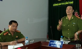 Ông Lê Việt Hùng (đứng) và ông Nguyễn Văn Thuận tại cuộc họp báo