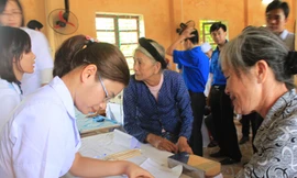 Khám bệnh, cấp thuốc cho người dân vùng lũ