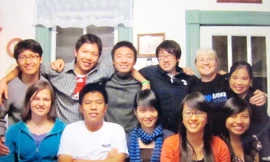 Vũ Như Tiến (đứng ngoài cùng bên trái) tại ĐH Luther College (ảnh do bà Amy Webber cung cấp)