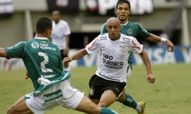 Roberto Carlos lại ghi bàn từ chấm phạt góc