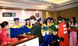 Giảng viên Quốc tế trao bằng cho các thạc sĩ Tài chính - Kiểm soát khóa 2