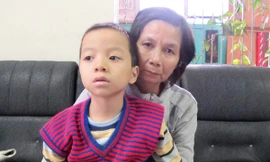 Mẹ nghèo nhìn con chờ chết