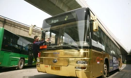 Xe buýt bọc vàng xuất hiện tại Trung Quốc