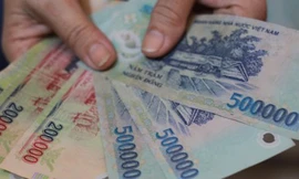 Nhân viên ngân hàng bán mỹ phẩm, dạy thêm ban đêm