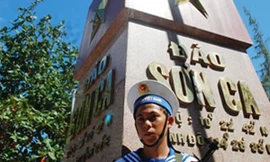 Bên cột mốc chủ quyền đảo Sơn Ca