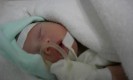 Bé gái sơ sinh bị bỏ rơi tại bệnh viện Nhi