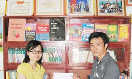 Đặng Thị Hơn trong 1 lần bàn giao tủ sách tại địa phương