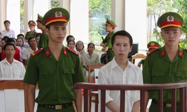 Phú tại phiên tòa xét xử sơ thẩm vụ án giết người. Ảnh Nguyễn Huy