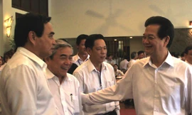 Thủ tướng Nguyễn Tấn Dũng trao đổi với các đại biểu bên lề hội nghị. Ảnh: Nguyễn Huy