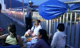 Gia đình nỗ lực tìm kiếm thi thể anh Q.