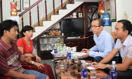 Nhà báo Yamanka tìm hiểu thông tin đâm chìm tàu, hoàn cảnh chủ tàu cá ĐNa 90152 và các thuyền viên. Ảnh: Nguyễn Huy