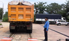 Hơn 3 tiếng đồng hồ, tài xế xe ben tải mới chịu đánh xe lên cân với kết quả quá tải 170%. Ảnh: CSGT cung cấp