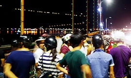 Rất đông người chứng kiến tìm kiếm thi thể chị N. Được biết, cầu Thuận Phước xảy ra 5 vụ tự tử trong vòng gần 2 tháng nay. Ảnh: Nguyễn Huy