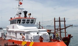 10 giờ trưa 16/7, tàu cá QB 92729 được lai dắt cập bờ Đà Nẵng an toàn. Ảnh:Nguyễn Huy