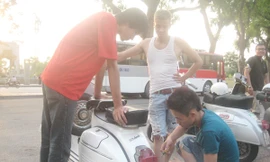 Chăm sóc cho xe như... người yêu Ảnh: D.N