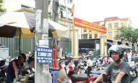 Niêm yết 2.000đ, nhưng nhiều điểm trông giữ xe tại bệnh viện đã thu 5.000-10.000 đ/xe máy Ảnh: T.Đảng