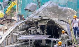 Lộ nguyên xác máy bay B52 sau khi hút hết nước trong hồ Hữu Tiệp