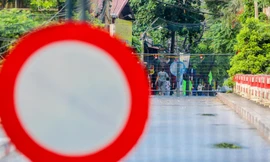 Doanh nghiệp ‘luồng xanh’, hàng hóa thiết yếu tê liệt vì chốt chặn thôn, xã