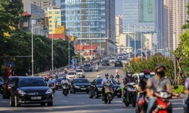 Đường phố đông đúc trong ngày đầu siết chặt giãn cách phòng, chống dịch theo 3 vùng