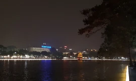 Ngắm hồ Hoàn Kiếm lung linh, huyền ảo về đêm