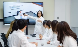 Điều dưỡng viên - 'Superman' đời thực và phần thưởng không mua được bằng tiền