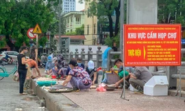 Bất chấp lệnh cấm, chợ cóc nhiều nơi ở Hà Nội vẫn âm thầm hoạt động