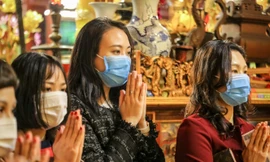 Rửa tay sát khuẩn, đeo khẩu trang: Người Hà Thành nô nức đi lễ chùa đầu năm 