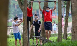 Đông đúc người bơi lội, tập thể dục giữa dịch COVID-19