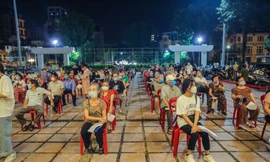 Theo chân người Hà Nội đi tiêm vắc xin vào ban đêm