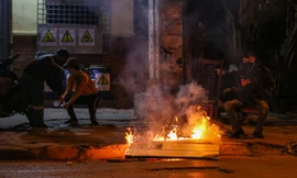 Phố đêm lạnh tê tái, người dân Hà Nội đốt lửa tìm hơi ấm