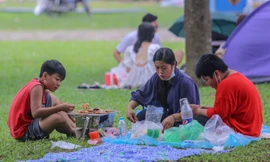 Đổ xô tới công viên Yên Sở cắm trại, nhiều người quên đeo khẩu trang