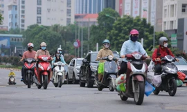 Dừng xác nhận giấy đi đường, đường phố Hà Nội đông đúc trở lại