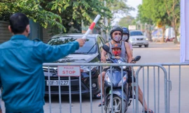 Chặn lối ra bãi bồi chân cầu Vĩnh Tuy, hàng trăm người tiếc nuối quay xe