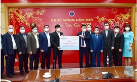 Ông Nguyễn Đức Thụy, đại diện cổ đông lớn của Thaiholdings và Ngân hàng Bưu điện Liên Việt trao 21 tỷ đồng mua vaccine ngừa COVID – 19 cho Bộ trưởng Y tế Nguyễn Thanh Long.