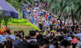 Chen chân ở vườn thú Hà Nội ngày nghỉ lễ Giỗ Tổ 