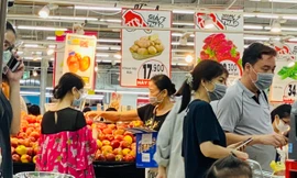 Siêu thị tối cuối tuần đông người, đã chủ quan trước COVID-19?