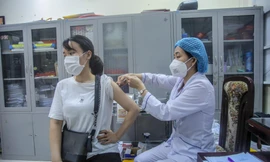 Cận cảnh Hà Nội triển khai chiến dịch tiêm chủng vắc xin COVID-19 cho toàn dân 