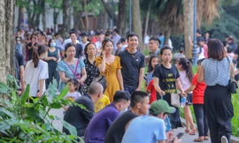 Chen chân lên Hồ Gươm hóng gió ngày nghỉ lễ Giỗ Tổ