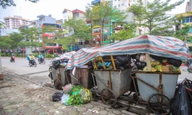 Rác chất đống trên nhiều tuyến phố Hà Nội 