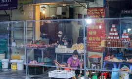 Đi chợ 'nhà giàu' nổi tiếng Hà Nội, mua đồ ăn qua vách ngăn