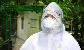 Nhân viên y tế 'như sống lại' khi tháo bỏ đồ bảo hộ