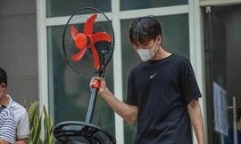 Cận cảnh hàng trăm sinh viên Hà Nội hối hả chuyển đồ nhường KTX làm khu cách ly