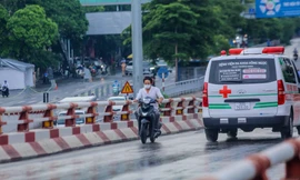 Né chốt 'vùng đỏ', người dân phóng ngược chiều lên cầu Chương Dương