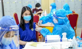 Cận cảnh Hà Nội tiêm mũi 2 vắc xin phòng COVID-19 cho học sinh