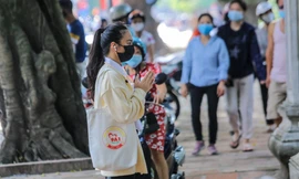 Phụ huynh, sĩ tử chuẩn bị thi vào lớp 10 vái vọng cầu may bên ngoài Văn Miếu