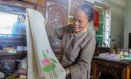 Gặp nữ nghệ nhân Hà thành rút sợi tơ sen làm lụa dệt khăn