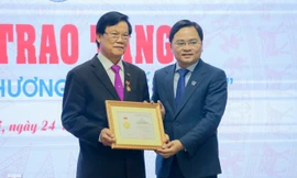 Trao Kỷ niệm chương 'Vì thế hệ trẻ' cho đồng chí Hà Ban