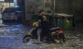 Lao vào biển nước sau cơn mưa lớn tại Hà Nội, hàng loạt xe máy 'bỏ mạng' 