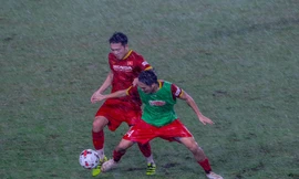 ĐT Việt Nam 'luyện công' dưới cơn mưa tầm tã