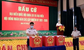 Cán bộ, chiến sỹ bỏ phiếu bầu tại Trụ sở Cảnh sát biển Vùng 3. (Ảnh: Đoàn Mạnh Dương/TTXVN).